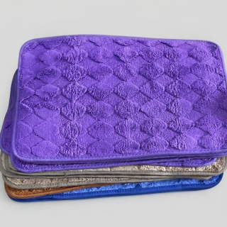 Colored fluffy footmat